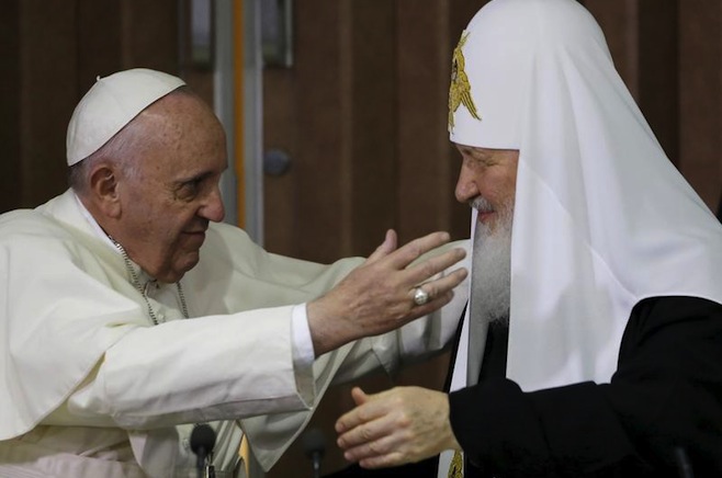 L'abbraccio a Cuba tra Papa Francesco e il patriarca di Mosca Kirill - Gregorio Borgia/Pool