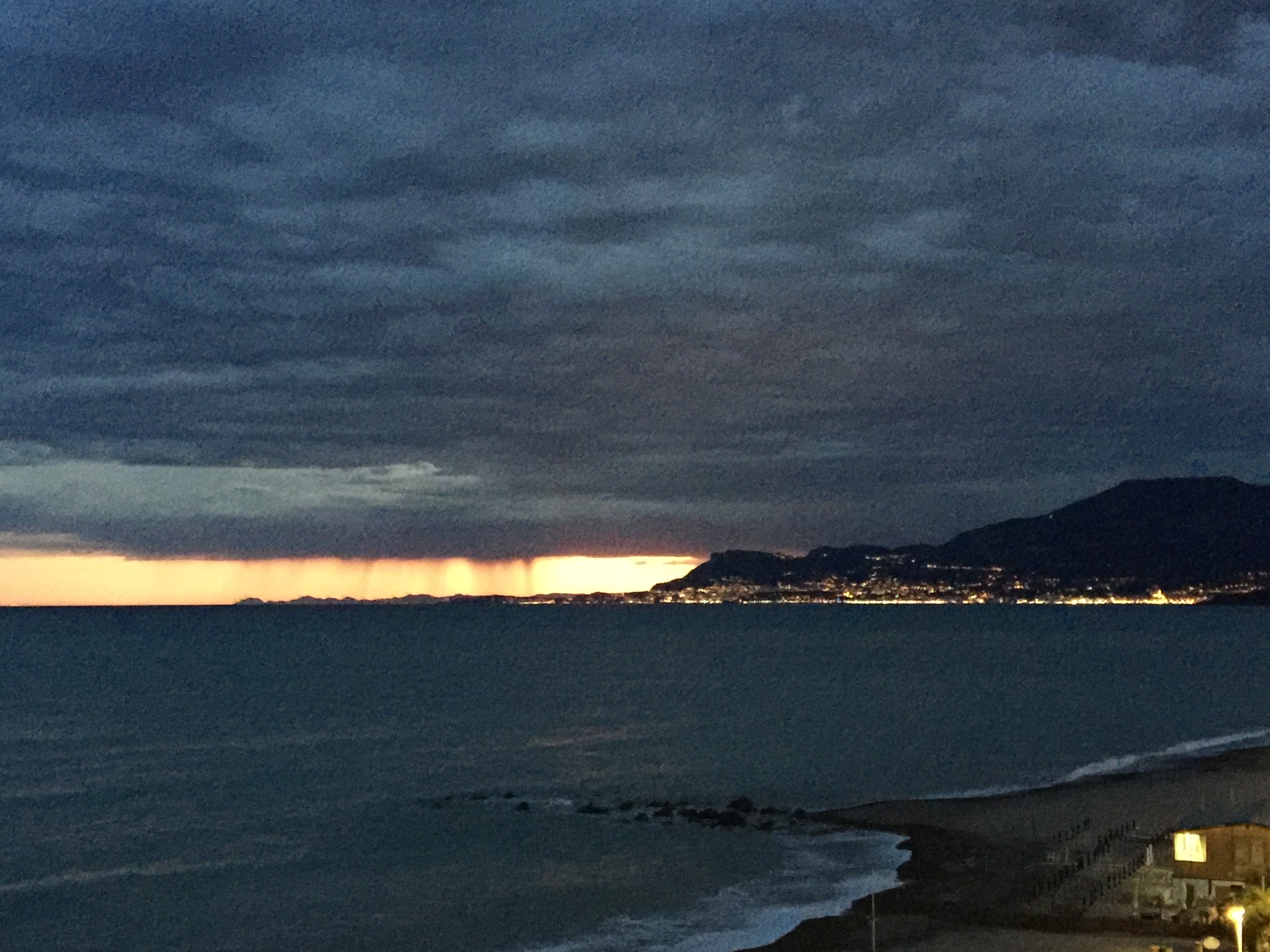 Uno scatto sulla costa francese verso Nizza: sono le 21.05 del 14 luglio 2016