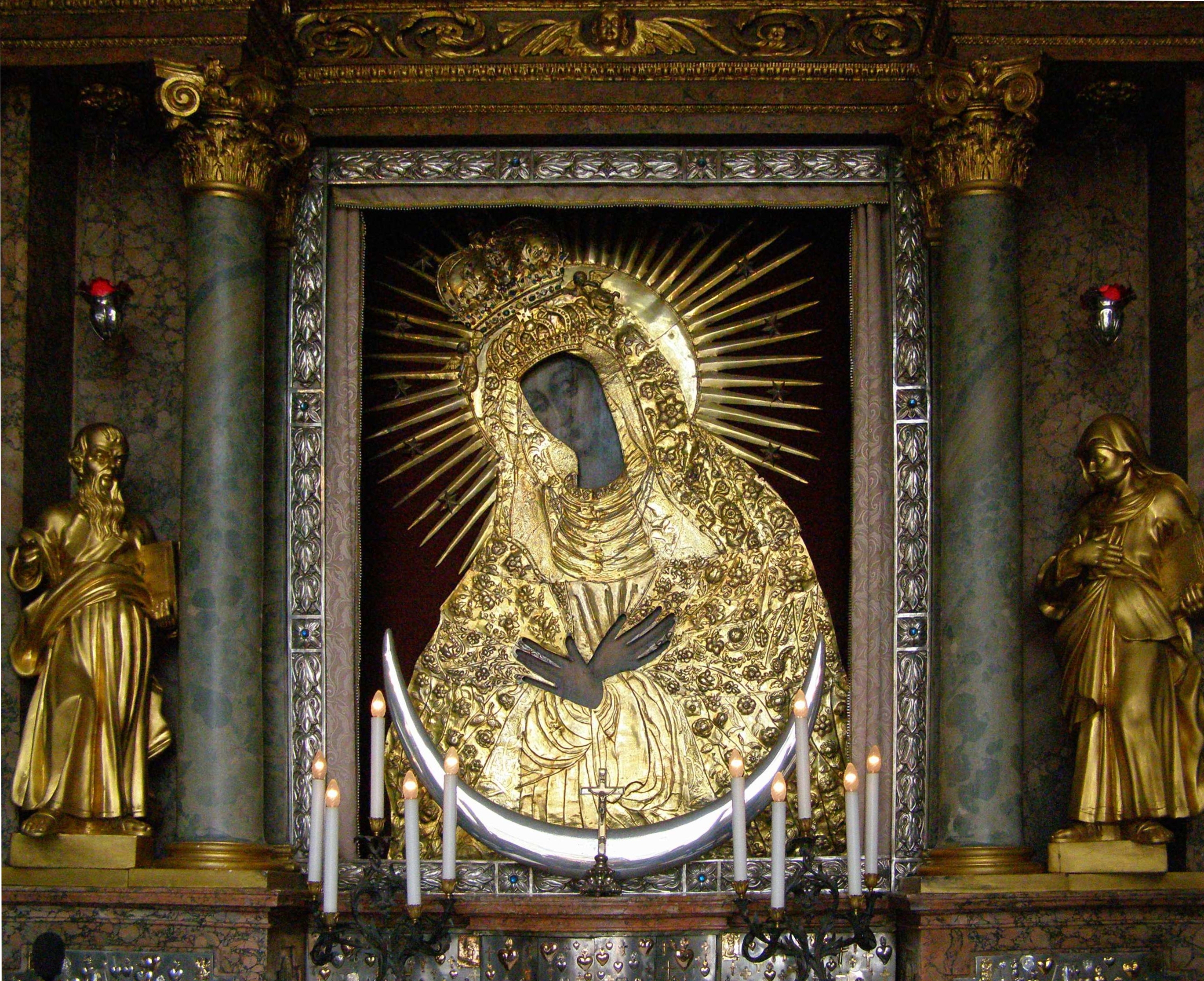 L'icona della Madre di Dio "Ostrobramskaya" venerata a Vilnius, in Lituania