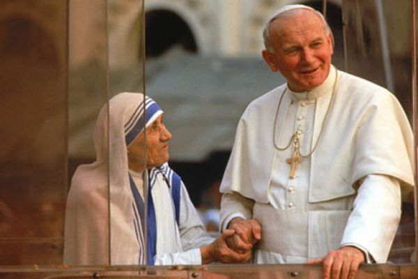 Madre Teresa di Calcutta con Giovanni Paolo II: la Chiesa annovera ora entrambi nel libro dei Santi