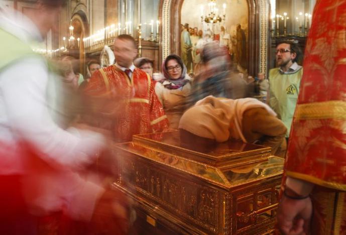 A woman kisses a chest containing the relics of Saint Nicholas at the Christ the Saviour Cathedral, after his remains were sent to Russia on loan from their permanent home in Italy, in Moscow, Russia, May 22, 2017. REUTERS/Maxim Shemetov