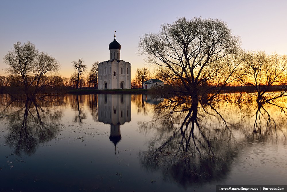 Church of the Protection on the Nerl River Photo: Maxim Evdokimov. Entire project: «Church of the Protection on the Nerl River» / Russian Roads.