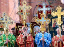 A Volgograd, in Russia, la solenne processione guidata dal clero con le icone portate anche dai fedeli