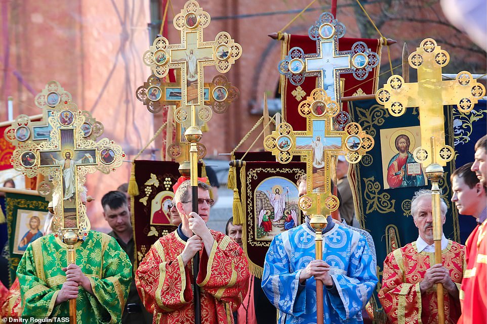 A Volgograd, in Russia, la solenne processione guidata dal clero con le icone portate anche dai fedeli